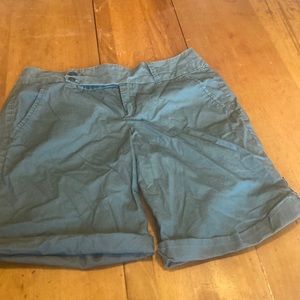 🦋 Size 10 green shorts
